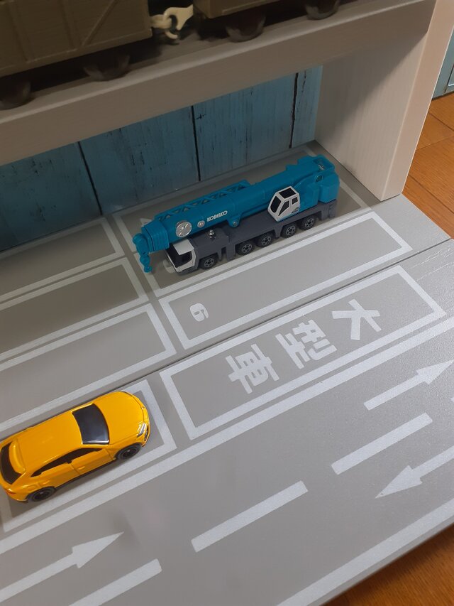 TAKA　最新版自作トミカ収納棚110台ロータリー交差点ヘリポート付 自作トミカ収納棚110台プラレール10車両ロータリー交差点付き
