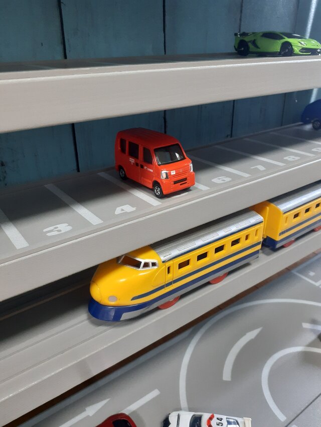 TAKA　最新版自作トミカ収納棚110台ロータリー交差点ヘリポート付 自作トミカ収納棚110台プラレール10車両ロータリー交差点付き