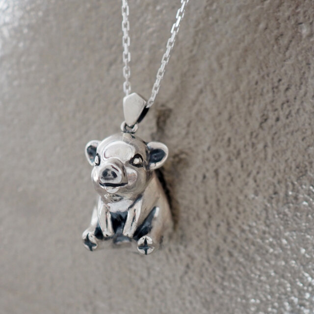 お座り子豚ペンダント