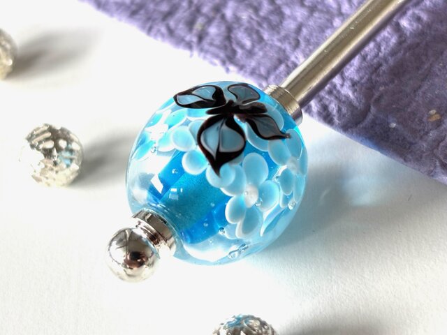 紫陽花の玉かんざし・一覧表 かんざし 水色の紫陽花と蝶のとんぼ玉 一本挿し 一本簪 涼しげ