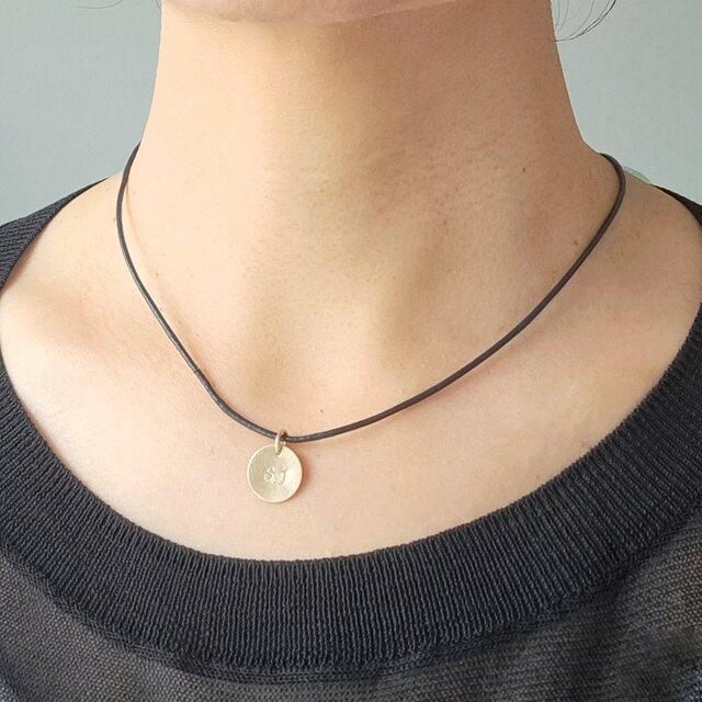 2つのイニシャルプレートレザーコードネックレス