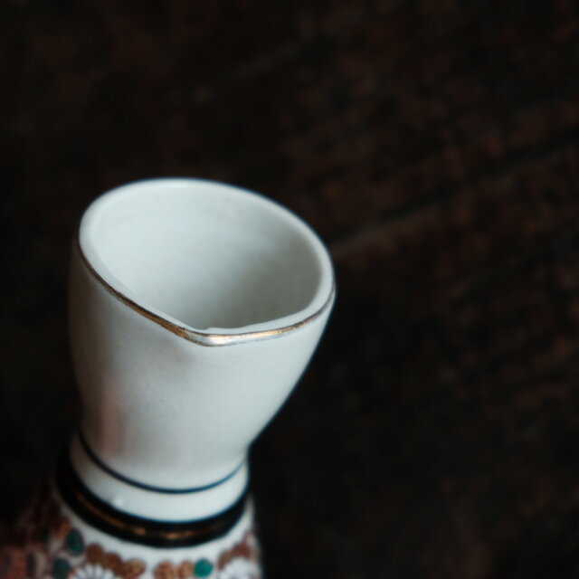 白い花とリーフ◇九谷焼 花文赤絵金彩徳利 酒器 工芸品 昭和レトロ 古