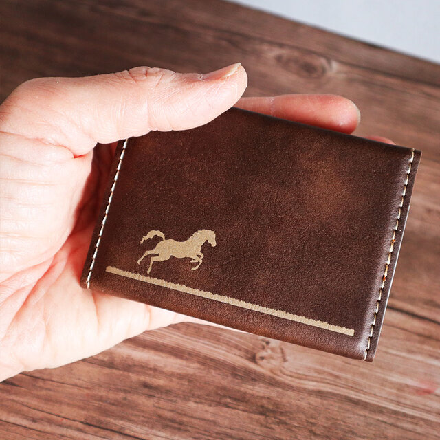 【馬好きに贈る】シンプルで上品な馬デザイン名刺入れ｜本革風・名入れOK