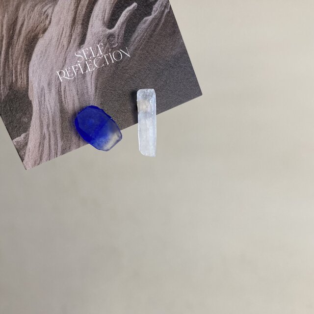 色彩　ホワイト・ブルーの耳飾り