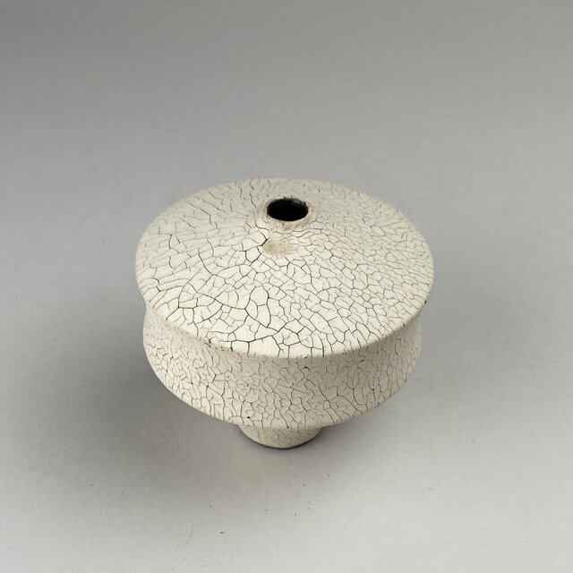 貫入粉引 一輪挿し t-42 | iichi 日々の暮らしを心地よくする