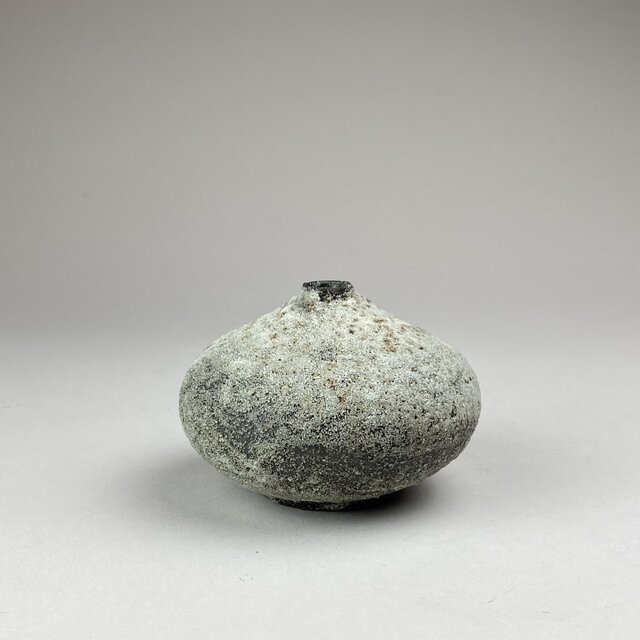 高麗 青磁 鉄砂 唐草模様 小さい花器 一輪挿し 高麗青磁鉄砂唐草模様 小さい花器 高麗 青磁 鉄砂 唐草模様