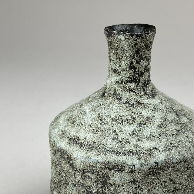 灰砂釉 一輪挿し t-50 | iichi 日々の暮らしを心地よくする