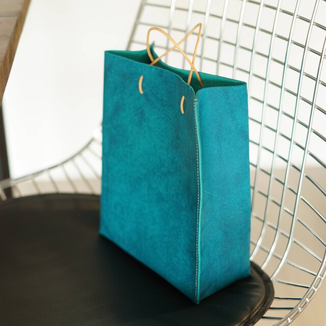 スクエアボックス イタリアンレザートートバッグ　ペーパーバッグをモチーフに元気の出るターコイズブルーの本革