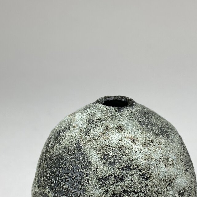 土灰釉掛分け 手作り花器 アイボリー釉/しずくミニ花器/壁掛け | 研窯 | 糸島くらし×ここ