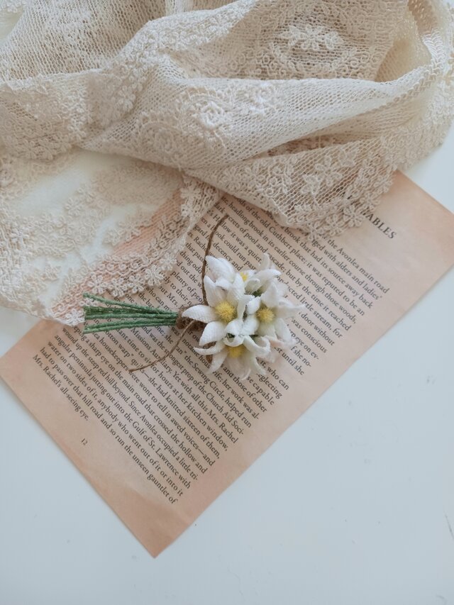 染め布花＊小花の花束コサージュ | iichi 日々の暮らしを心地よくする