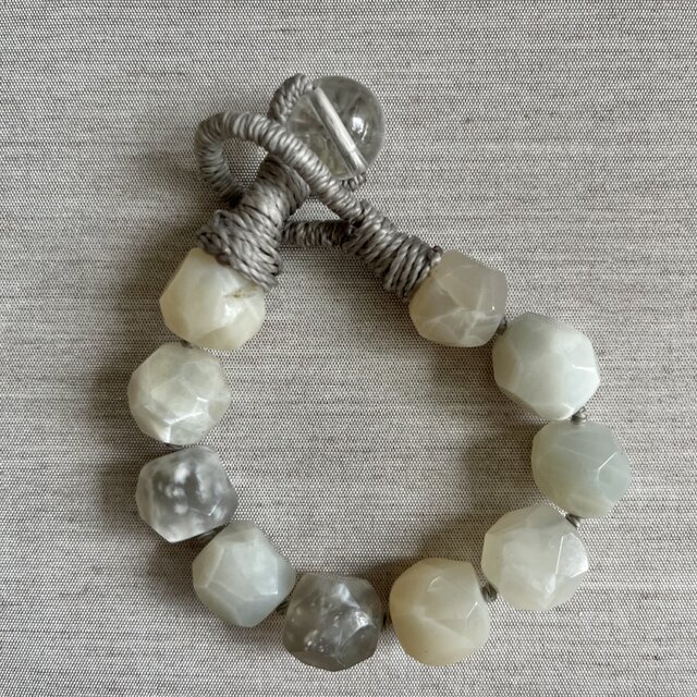 ニュアンスカラー。ムーンストーンのブレスレット