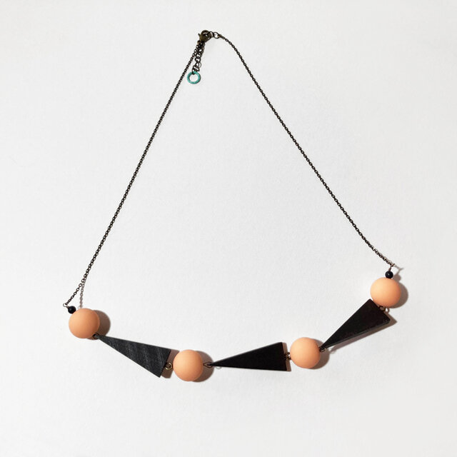ラバービーズと木のレトロポップなネックレス