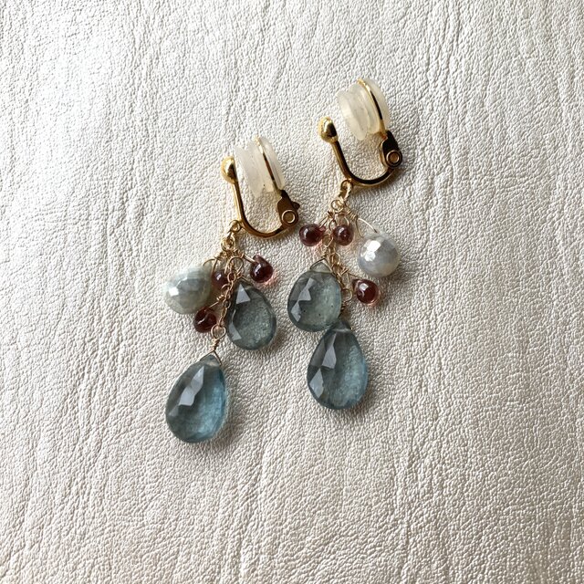 モスアクアマリンとマラヤガーネットのイヤリング