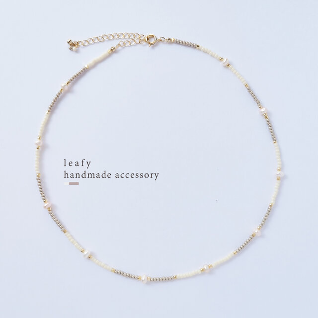 淡水パールとチェコビーズのネックレス｜スモーキーベージュ×ホワイト｜大人のハンドメイドアクセサリー