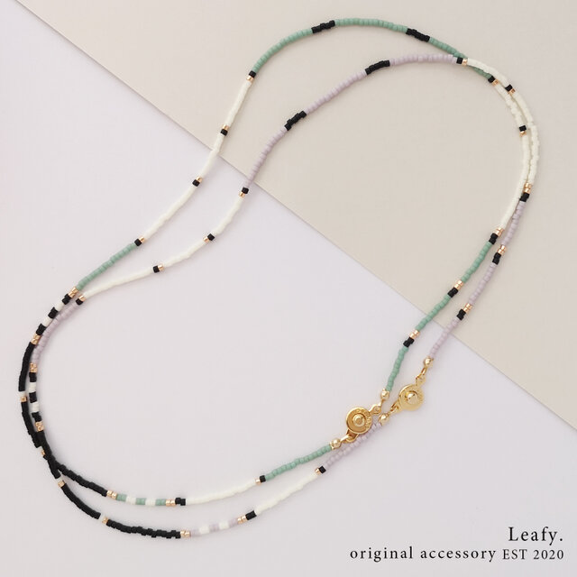 ミントグリーンのビーズネックレス｜華奢で軽やか 不規則ストライプ