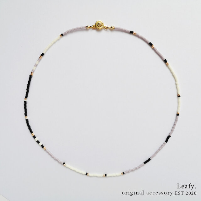 淡いパープルのビーズネックレス｜華奢で軽やか 不規則ストライプ　大人のビーズアクセサリー