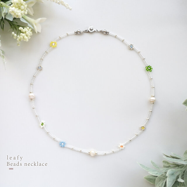Happy Summer｜夏色フラワーと淡水パールのビーズネックレス – クリア×ボタニカル