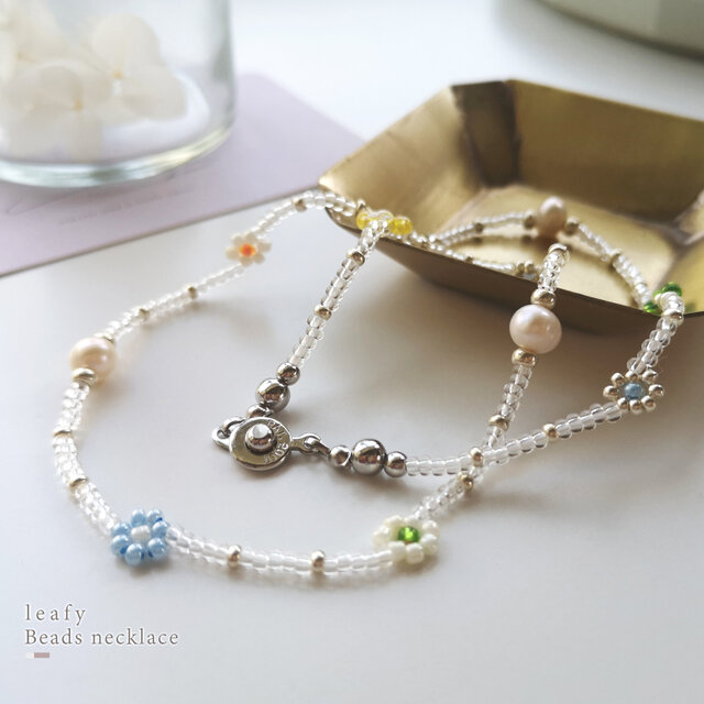 Happy Summer｜夏色フラワーと淡水パールのビーズネックレス – クリア