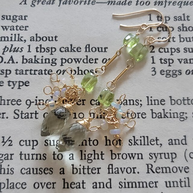 14kgfグリーンオニキス・ペリドットピアス/イヤリング メッセージジュエリー〈14kgf〉グリーンオニキスと宝石ペリドットの