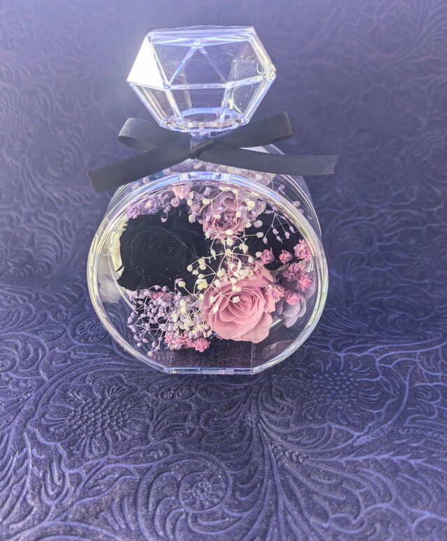 プリザーブドフラワー黒薔薇の魔法発動中シリーズ／薔薇とかすみ草の香水瓶フラワーギフト
