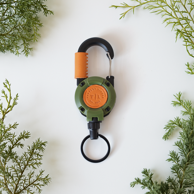 アウトドアや普段使いに◎ 伸びるワイヤー付きカラビナキーホルダー（選べる4色）