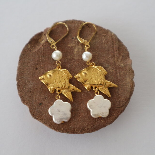 花の雲でおどる金魚のピアス（イヤリング）