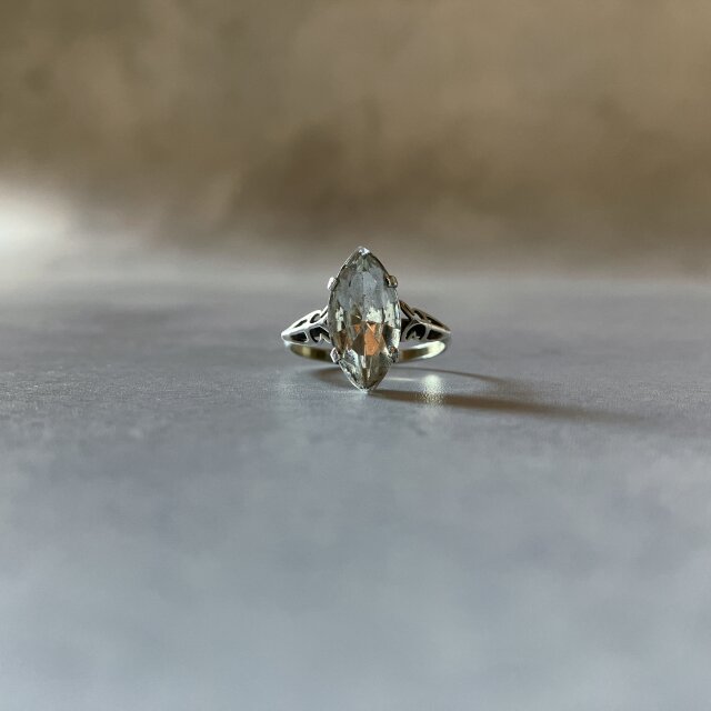 【atelier neuf. 展示予定】 031 氷のかけらと秘密の装飾 – アンティークリング【白】