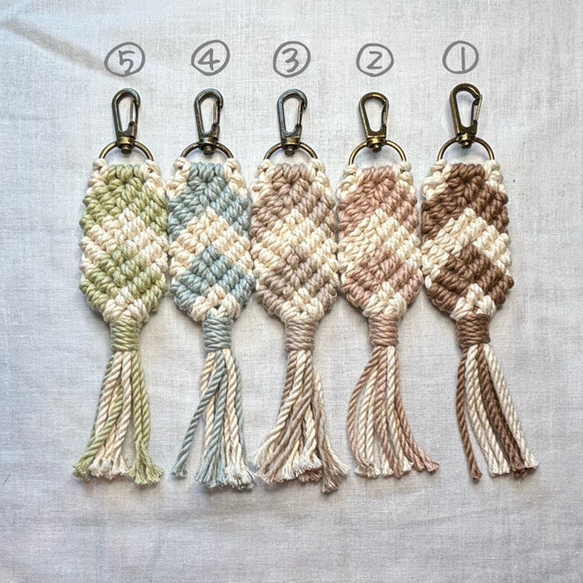 紫のマクラメキーリング マクラメフラワーキーホルダー/チャーム【DIYマクラメ