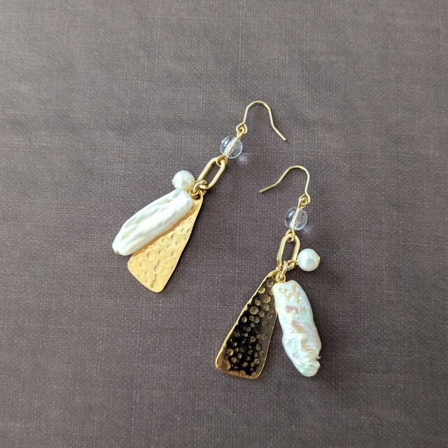 金具変更OK　バロックパールのイヤーアクセサリー（P1081）