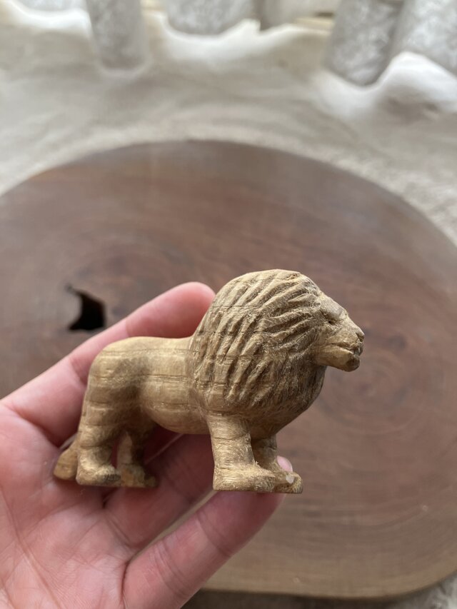 木製彫刻ライオン