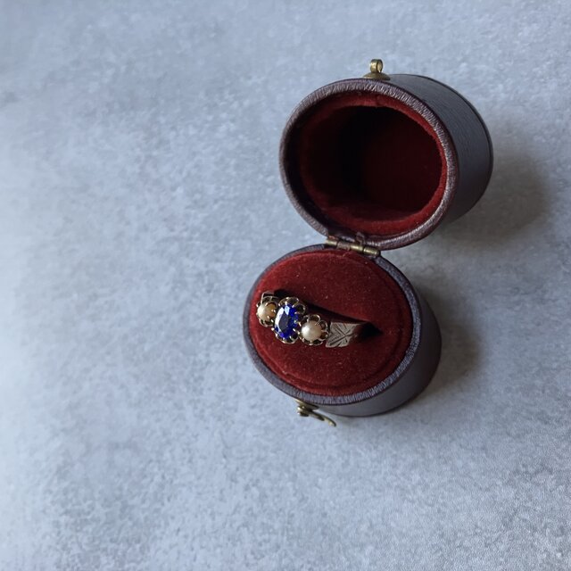 【065】いつも、そばに青い星 – トリロジーリング（9ctゴールド）