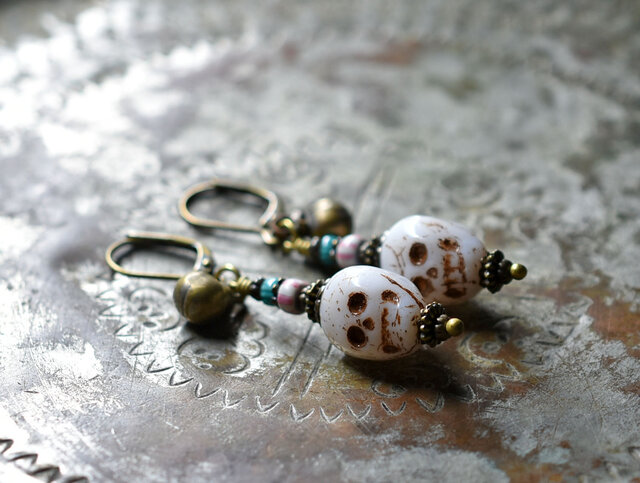 チェコ産スカルビーズとアンティークヴェネチアビーズ、民族鈴のピアス