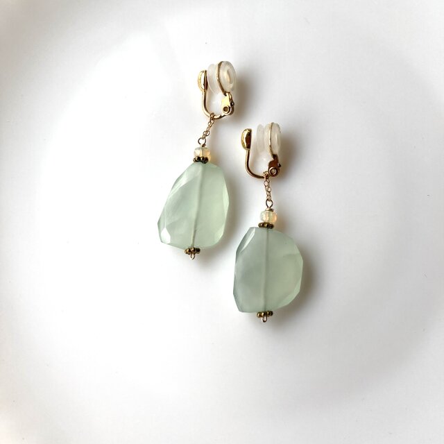 ミントブルーカルセドニーの大きめイヤリング