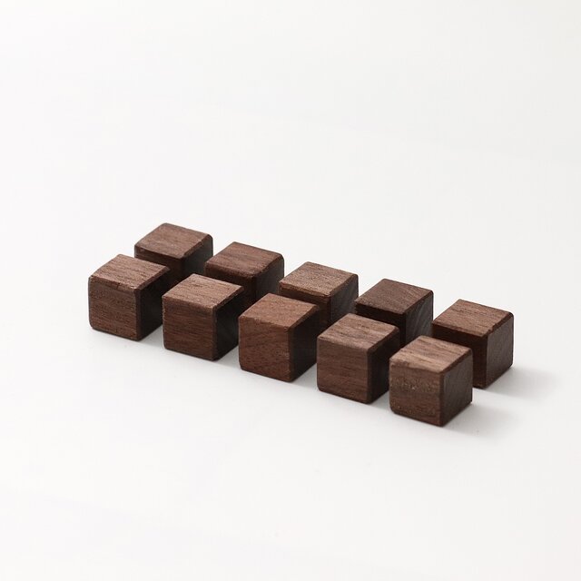 シンプルな木製キューブマグネット〈ウォールナット〉