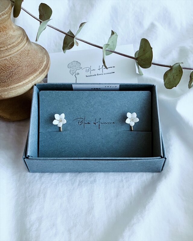 白磁　天草陶花　イヤリング　小さなイチリンソウ