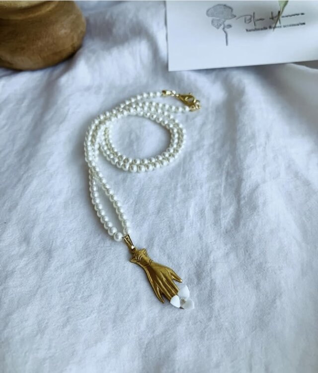 白磁　天草陶花　シェルパールネックレス　一輪を咲かせる手