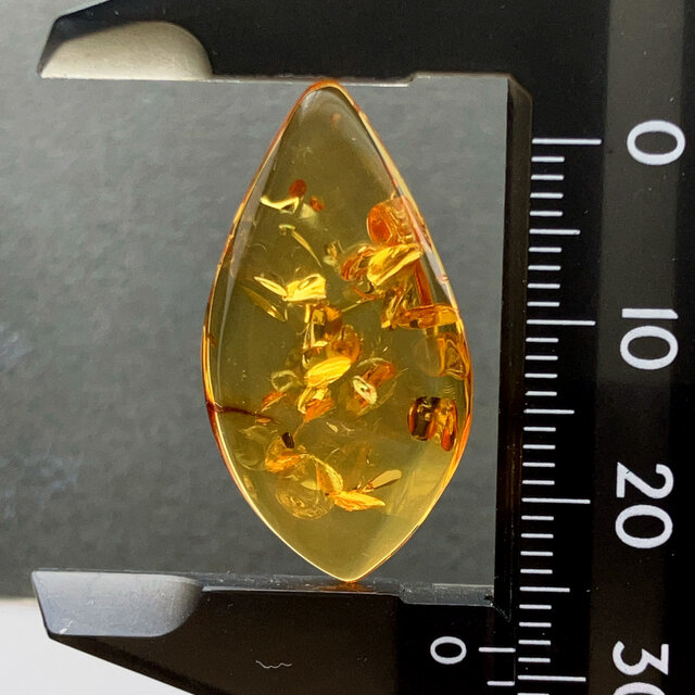 バルティックアンバー[211] 29x16mm 8Cts　天然石 ／ ルース ／カボション
