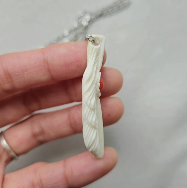 鹿の角 赤珊瑚のフェザーネックレス | iichi 日々の暮らしを