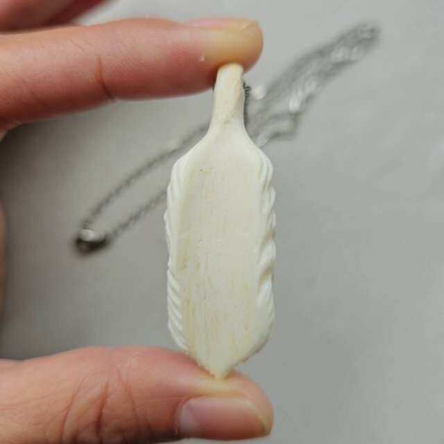 鹿の角 赤珊瑚のフェザーネックレス | iichi 日々の暮らしを