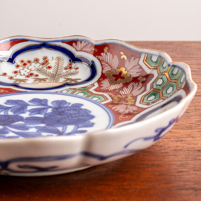 大聖寺伊万里　金襴手　丸紋に花鳥紋　牡丹の図　８寸皿　B351AS-CVe 大聖寺伊万里 金襴手 丸紋に花鳥紋 牡丹の図 8寸皿 B351AS-CVe