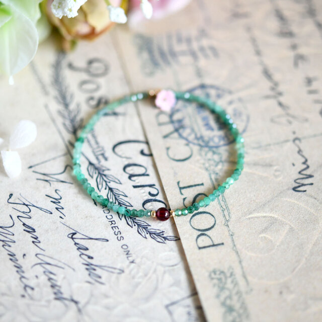 極細エメラルドのブレスレット 5月誕生石 伸縮性タイプ