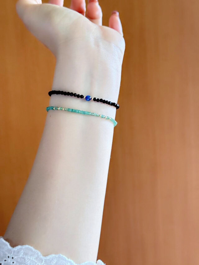 極細エメラルドのブレスレット 5月誕生石 伸縮性タイプ | iichi 日々の