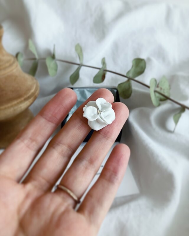 白磁 天草陶花 帯留 drape | iichi 日々の暮らしを心地よくする