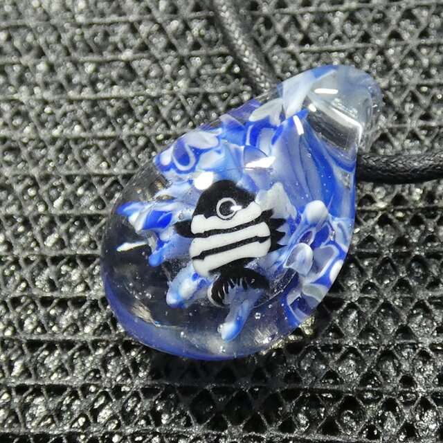 サンゴと魚一匹（ガラス、とんぼ玉、一点物、伝統工芸、海、ネックレス）