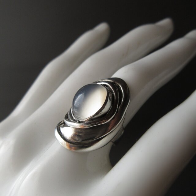 落ち着いた装いに・とろりとした光のムーンストーン・シルバーリング