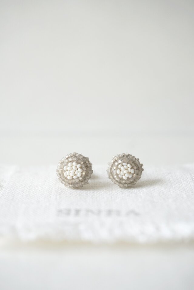 【tiny-gray×white】アンティークビーズ刺繍ピアス