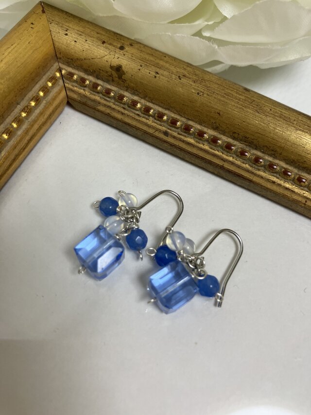 スワロフスキーキューブのブルーカラーピアス | iichi 日々の