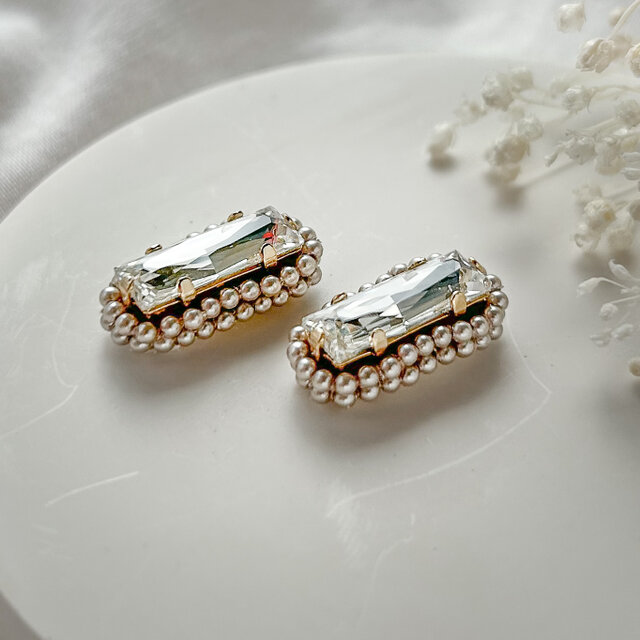 長方形クリスタルに小粒パールを取り巻いた  ビーズ刺繍ピアス/イヤリング