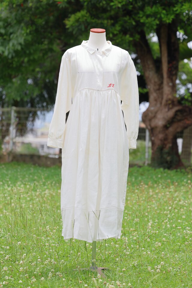 Be by「Be You tiful」一点もの　リネンワンピース　真紅の手刺繍入り