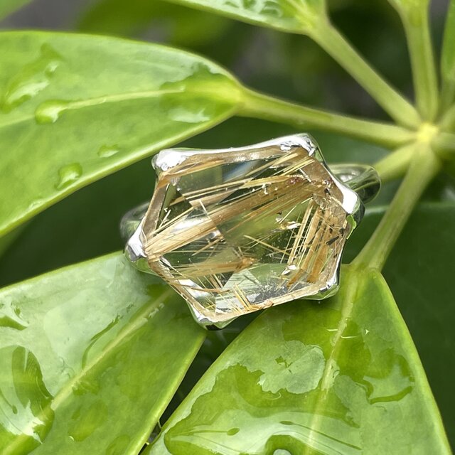 スモーキーな　ルチルクォーツ　変形6角形　立体ラフカット　爪留め　シルバーSV925リング